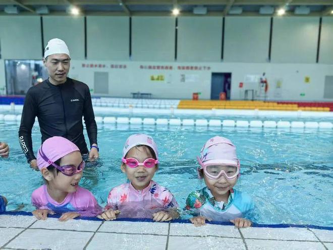 游泳公益体验课让孩子尽享夏日清凉更学会自