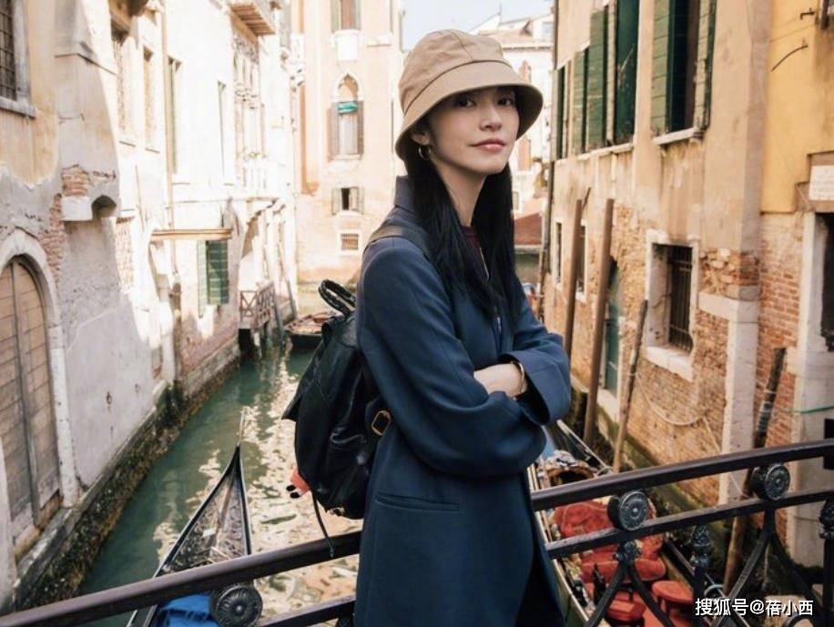 姚晨去旅游穿搭真减龄穿西装渔夫帽像大学生