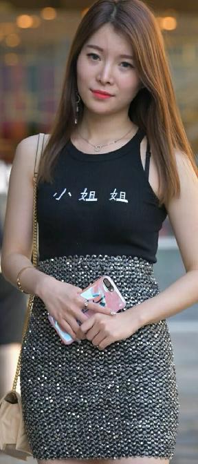 黑色露肩背心搭配修身半身裙性感又时尚美出